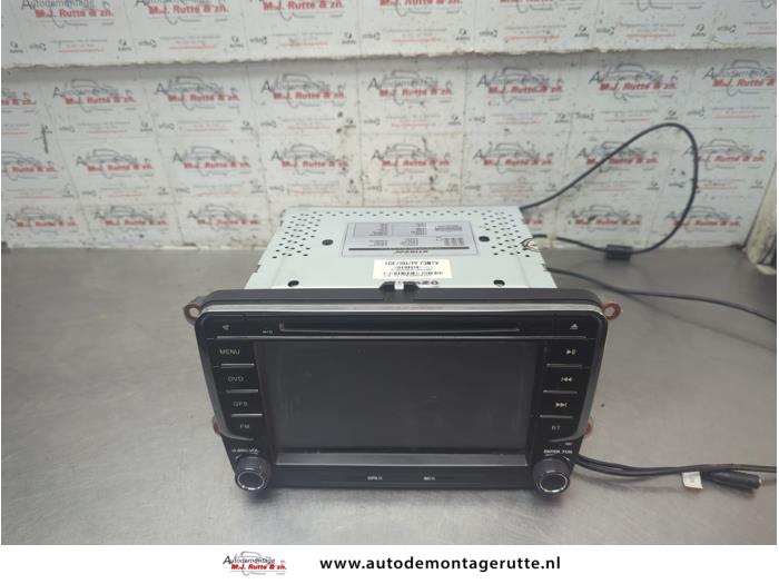 Używane Radio Volkswagen Golf VI (5K1) 1.6 TDI 16V Cena € 150,00 Procedura marży oferowane przez Autodemontage M.J. Rutte B.V.