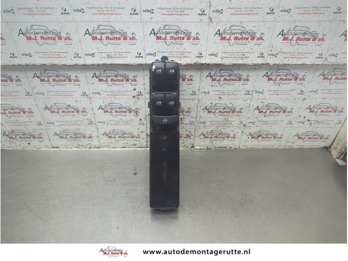 Usados Interruptor combinado de ventanillas Saab 9-3 Sport Estate (YS3F) 1.9 TiD 16V Precio de solicitud ofrecido por Autodemontage M.J. Rutte B.V.