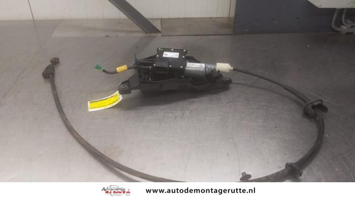Używane Silnik hamulca postojowego Citroen C4 Picasso (UD/UE/UF) 1.6 16V THP Sensodrive Cena € 175,00 Procedura marży oferowane przez Autodemontage M.J. Rutte B.V.