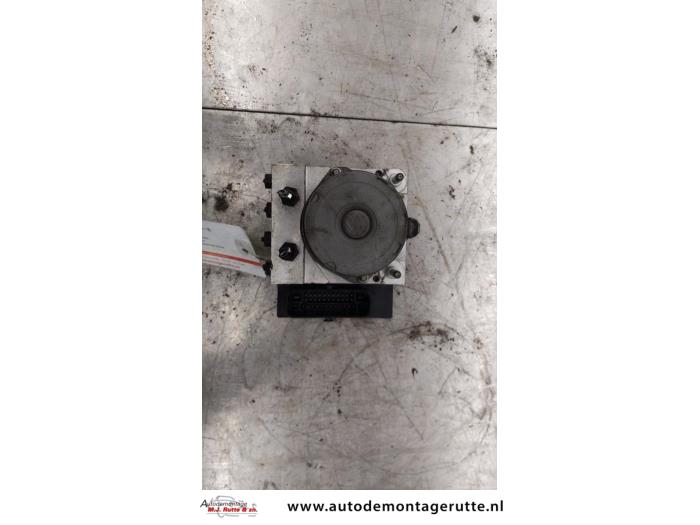 Używane Pompa ABS Audi A4 (B7) 2.0 TFSI 20V Cena € 50,00 Procedura marży oferowane przez Autodemontage M.J. Rutte B.V.