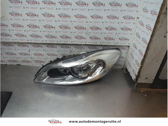 Używane Reflektor prawy Volvo C30 (EK/MK) 1.6 D2 16V Cena € 375,00 Procedura marży oferowane przez Autodemontage M.J. Rutte B.V.