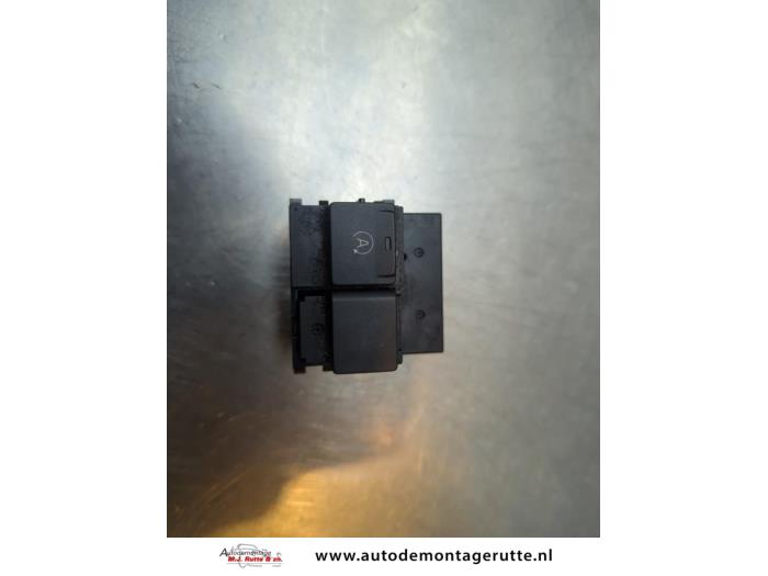 Używane Przelacznik Start/Stop Volvo C30 (EK/MK) 1.6 D2 16V Cena na żądanie oferowane przez Autodemontage M.J. Rutte B.V.