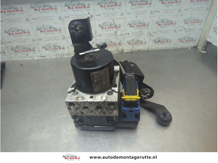 Używane Pompa ABS Renault Megane III Berline (BZ) 1.6 16V Cena na żądanie oferowane przez Autodemontage M.J. Rutte B.V.