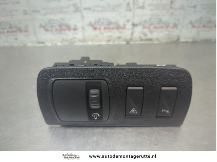 Używane Sciemniacz kokpitowy Renault Megane III Berline (BZ) 1.6 16V Cena na żądanie oferowane przez Autodemontage M.J. Rutte B.V.