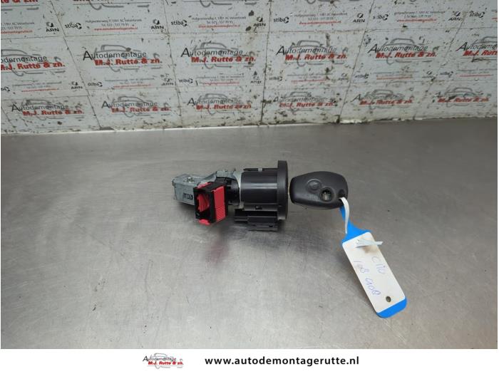 Używane Stacyjka + Kluczyk Renault Clio III (BR/CR) 1.2 16V TCe 100 Cena na żądanie oferowane przez Autodemontage M.J. Rutte B.V.