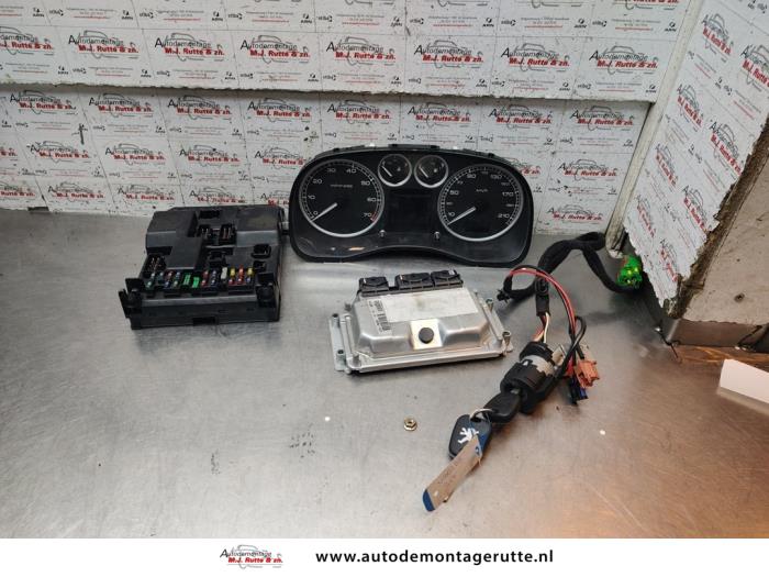 Used Ignition lock + computer Peugeot 307 SW (3H) 1.6 16V Price € 150,00 Margin scheme offered by Autodemontage M.J. Rutte B.V.