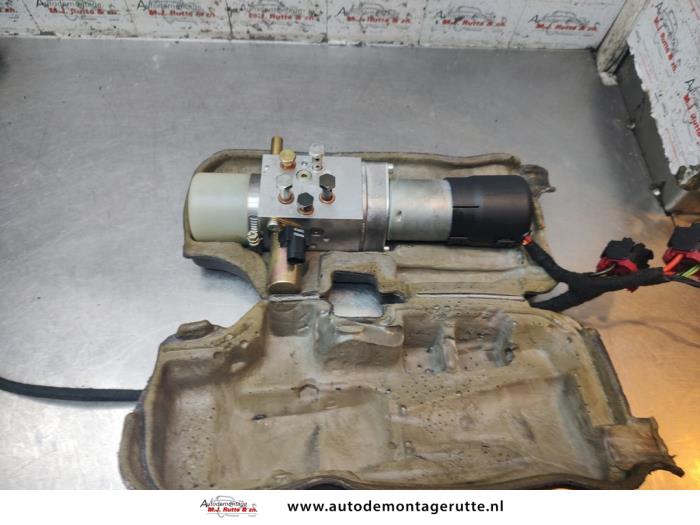 Używane Silnik dachu cabrio Peugeot 206 CC (2D) 1.6 16V Cena € 125,00 Procedura marży oferowane przez Autodemontage M.J. Rutte B.V.