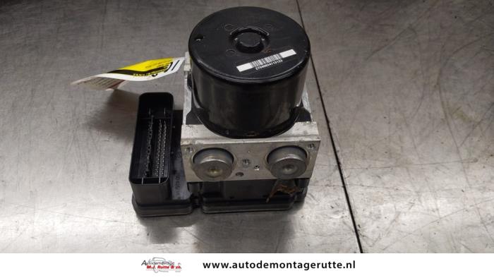 Begagnade ABS-pump Volvo C30 (EK/MK) 1.6 D2 16V Pris på förfrågan erbjuds av Autodemontage M.J. Rutte B.V.