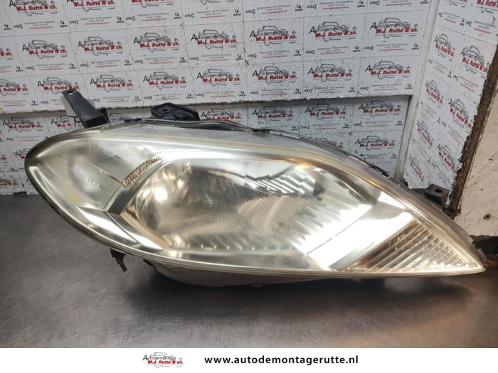 Używane Reflektor prawy Honda FR-V (BE) 2.0 16V Cena € 75,00 Procedura marży oferowane przez Autodemontage M.J. Rutte B.V.
