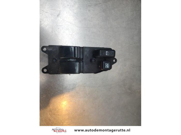 Używane Przelacznik combi okienny Toyota Corolla Verso (R10/11) 1.6 16V VVT-i Cena na żądanie oferowane przez Autodemontage M.J. Rutte B.V.