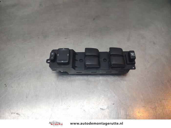 Usados Interruptor combinado de ventanillas Mazda 5 (CR19) 1.8i 16V Precio de solicitud ofrecido por Autodemontage M.J. Rutte B.V.