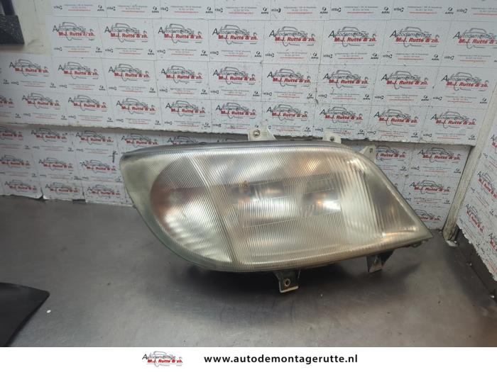Używane Reflektor prawy Mercedes Sprinter 3t (903) 316 CDI 20V Cena na żądanie oferowane przez Autodemontage M.J. Rutte B.V.