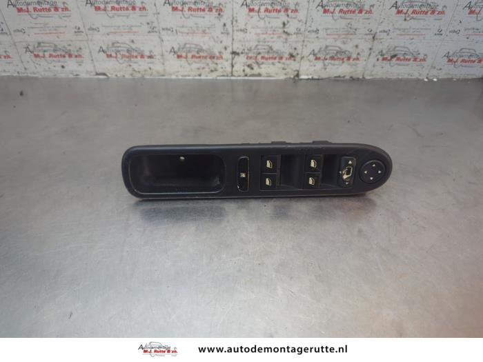 Usados Interruptor combinado de ventanillas Peugeot 307 CC (3B) 1.6 16V Precio de solicitud ofrecido por Autodemontage M.J. Rutte B.V.