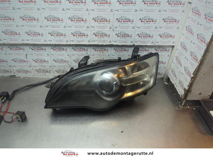 Używane Reflektor lewy Subaru Outback (BP) 2.5 16V Cena € 150,00 Procedura marży oferowane przez Autodemontage M.J. Rutte B.V.