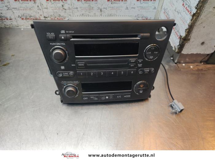 Używane Radio Subaru Outback (BP) 2.5 16V Cena € 75,00 Procedura marży oferowane przez Autodemontage M.J. Rutte B.V.