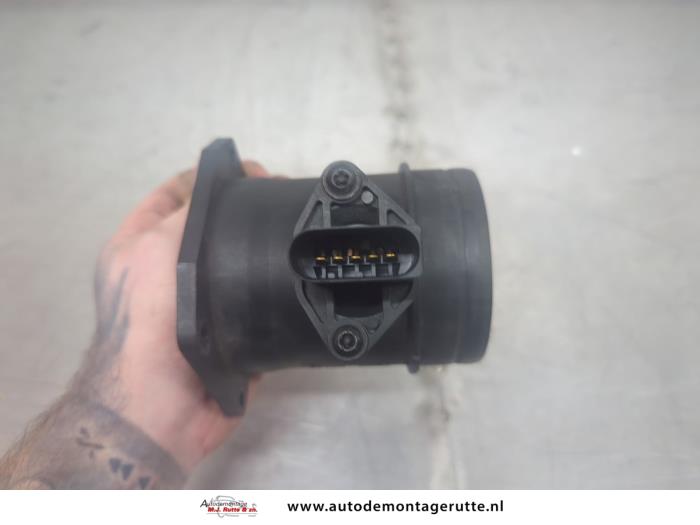 Luftflödesmätare från en Audi A4 Avant (B6) 2.0 20V 2002
