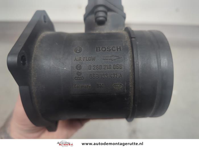 Luftflödesmätare från en Audi A4 Avant (B6) 2.0 20V 2002