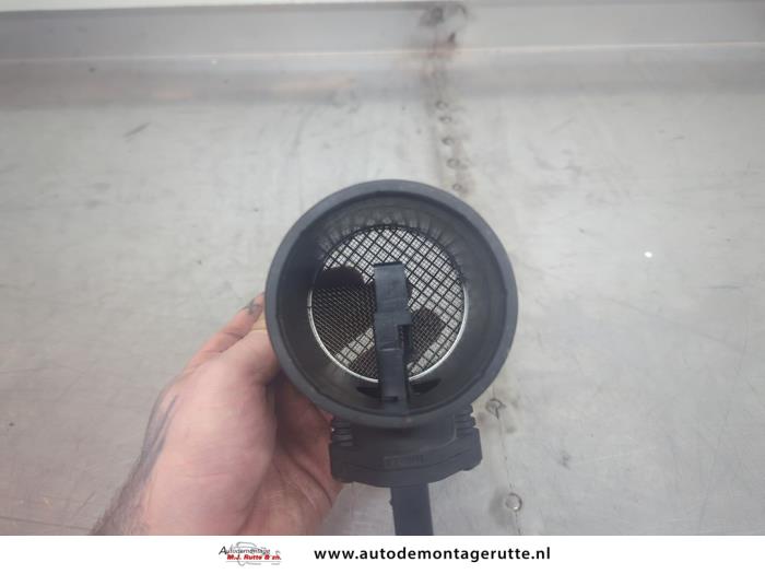 Luftflödesmätare från en Audi A4 Avant (B6) 2.0 20V 2002