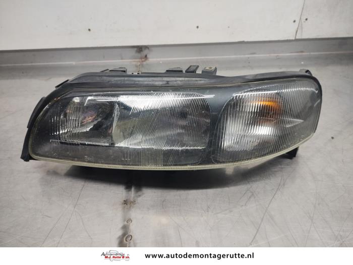 Używane Reflektor lewy Volvo V70 (SW) 2.4 20V 140 Cena na żądanie oferowane przez Autodemontage M.J. Rutte B.V.