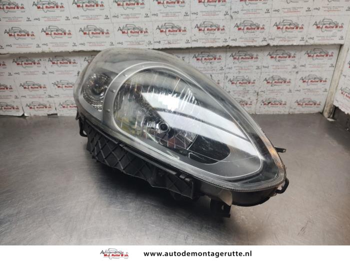 Używane Reflektor prawy Fiat Punto Evo (199) 1.2 Euro 5 Cena na żądanie oferowane przez Autodemontage M.J. Rutte B.V.