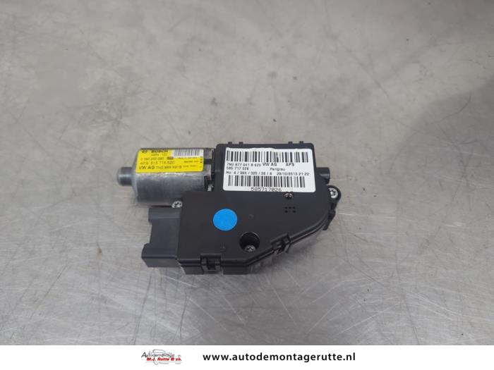 Używane Silnik szyberdachu Volkswagen Sharan (7N) 2.0 TDI 16V Cena € 150,00 Procedura marży oferowane przez Autodemontage M.J. Rutte B.V.