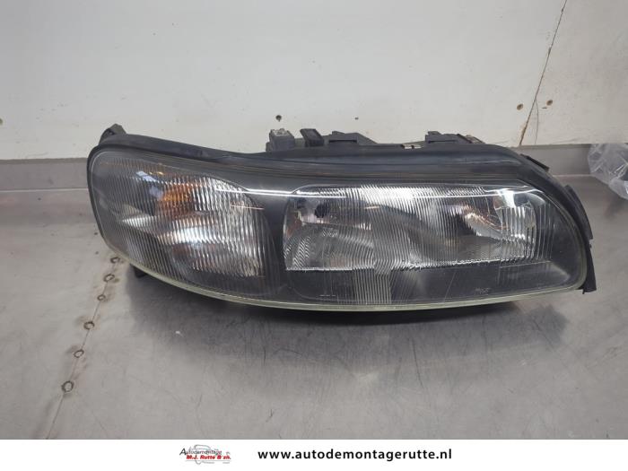 Używane Reflektor prawy Volvo V70 (SW) 2.4 20V 140 Cena na żądanie oferowane przez Autodemontage M.J. Rutte B.V.