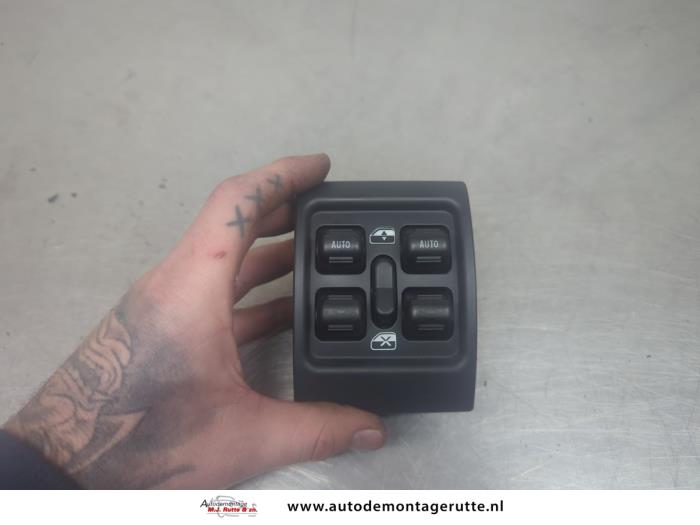 Używane Przelacznik combi okienny Chrysler PT Cruiser 1.6 16V Cena na żądanie oferowane przez Autodemontage M.J. Rutte B.V.