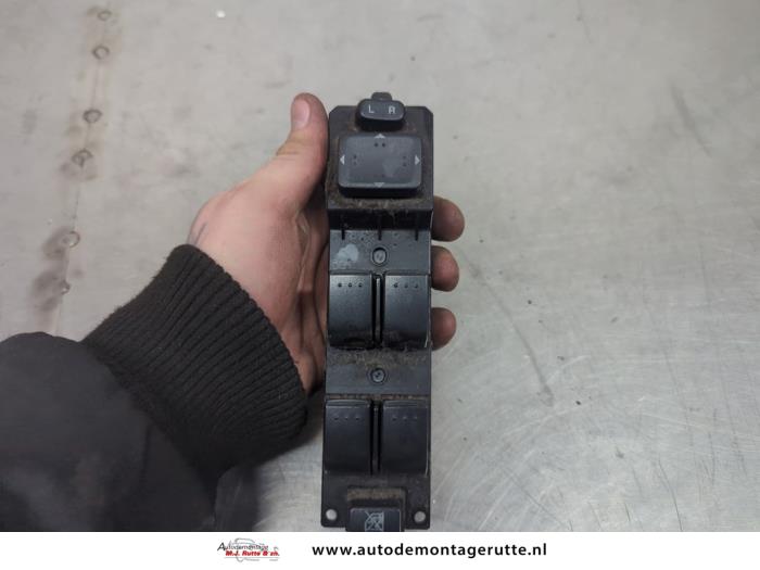 Usados Interruptor combinado de ventanillas Mazda 5 (CR19) 1.8i 16V Precio de solicitud ofrecido por Autodemontage M.J. Rutte B.V.