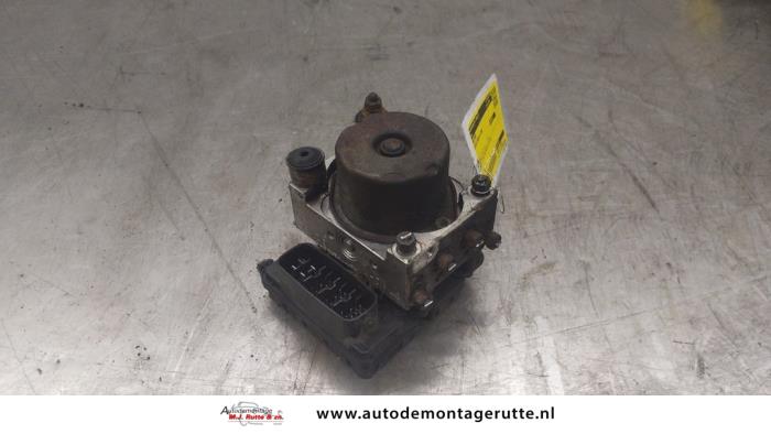 Begagnade ABS-pump Toyota Yaris (P1) 1.0 16V VVT-i Pris € 35,00 Marginaltabell erbjuds av Autodemontage M.J. Rutte B.V.