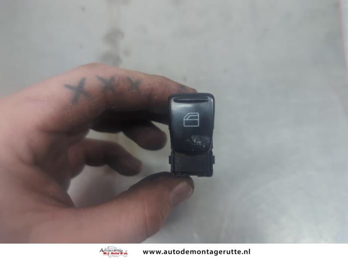 Usados Interruptor de ventanilla eléctrica Smart Forfour (454) 1.1 12V Precio de solicitud ofrecido por Autodemontage M.J. Rutte B.V.