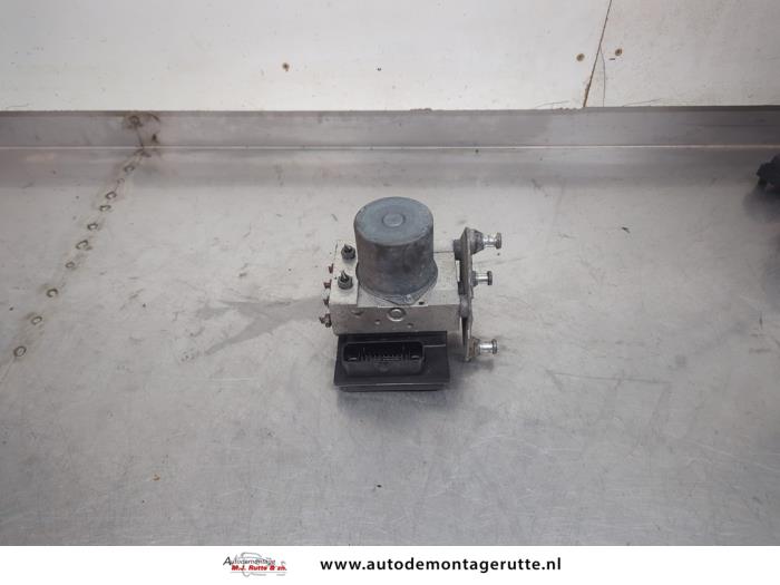 Begagnade ABS-pump Mercedes Sprinter 3,5t (906.63) 316 CDI 16V Pris € 150,00 Marginaltabell erbjuds av Autodemontage M.J. Rutte B.V.