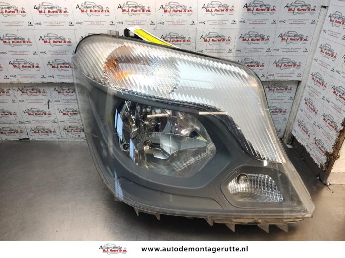Używane Reflektor prawy Mercedes Sprinter 3,5t (906.63) 316 CDI 16V Cena na żądanie oferowane przez Autodemontage M.J. Rutte B.V.