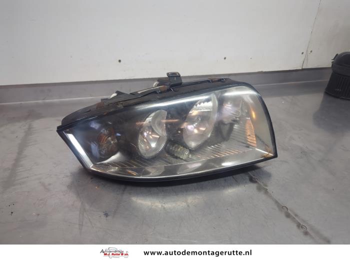 Używane Reflektor prawy Audi A2 (8Z0) 1.4 16V Cena na żądanie oferowane przez Autodemontage M.J. Rutte B.V.