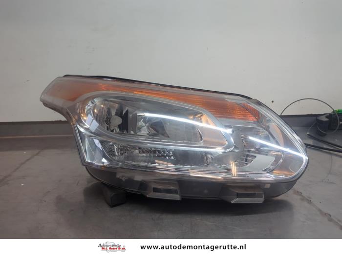 Używane Reflektor prawy Citroen C3 Picasso (SH) 1.4 16V VTI 95 Cena na żądanie oferowane przez Autodemontage M.J. Rutte B.V.
