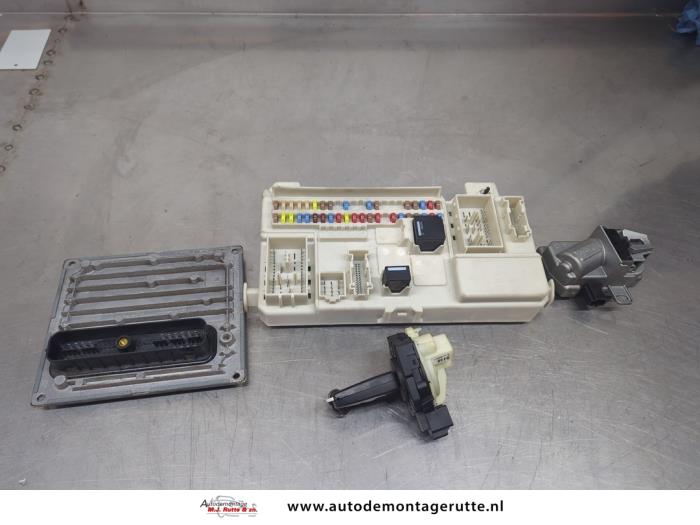 Used Ignition lock + computer Volvo C30 (EK/MK) 1.6 16V Price € 150,00 Margin scheme offered by Autodemontage M.J. Rutte B.V.