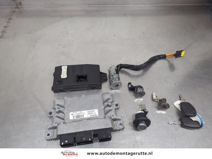 Used Ignition lock + computer Dacia Sandero I (BS) 1.2 16V Price on request offered by Autodemontage M.J. Rutte B.V.