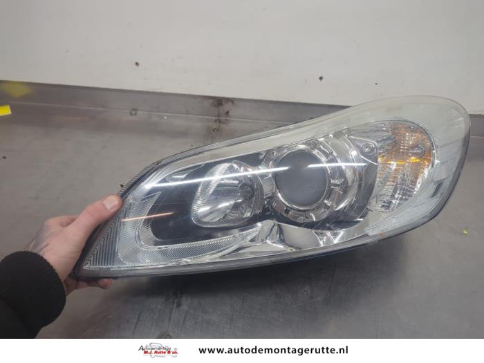 Używane Reflektor lewy Volvo C30 (EK/MK) 1.6 16V Cena € 150,00 Procedura marży oferowane przez Autodemontage M.J. Rutte B.V.