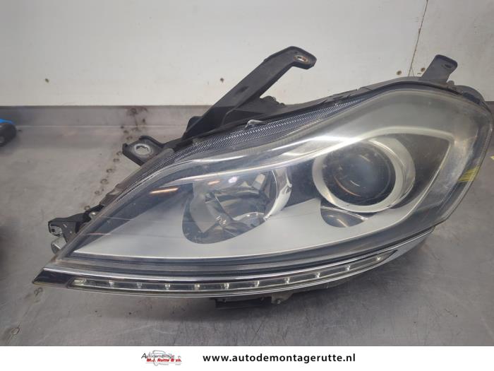 Używane Reflektor lewy Lancia Delta (844) 1.4 T-Jet 16V 120 Cena € 250,00 Procedura marży oferowane przez Autodemontage M.J. Rutte B.V.