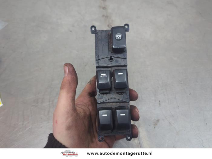 Usados Interruptor combinado de ventanillas Kia Rio III (UB) 1.1 CRDi VGT 12V Precio de solicitud ofrecido por Autodemontage M.J. Rutte B.V.