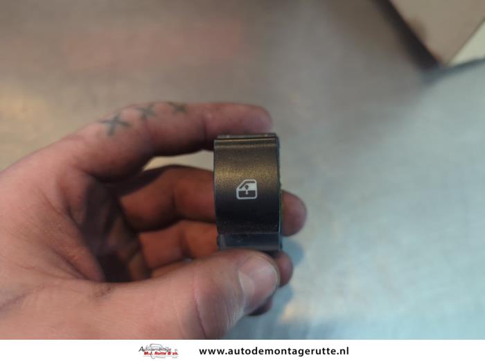 Usados Interruptor de ventanilla eléctrica Lancia Delta (844) 1.4 T-Jet 16V 120 Precio de solicitud ofrecido por Autodemontage M.J. Rutte B.V.