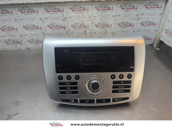 Używane Radio Lancia Delta (844) 1.4 T-Jet 16V 120 Cena na żądanie oferowane przez Autodemontage M.J. Rutte B.V.