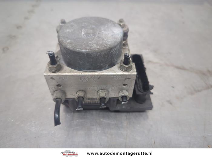 Begagnade ABS-pump Opel Corsa D 1.2 16V Pris € 100,00 Marginaltabell erbjuds av Autodemontage M.J. Rutte B.V.