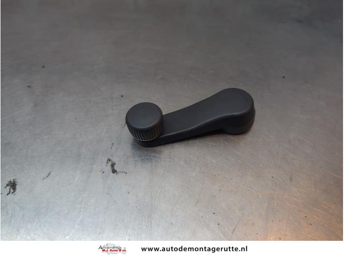 Usados Manivela de ventanilla Volkswagen Fox (5Z) 1.4 16V Precio de solicitud ofrecido por Autodemontage M.J. Rutte B.V.