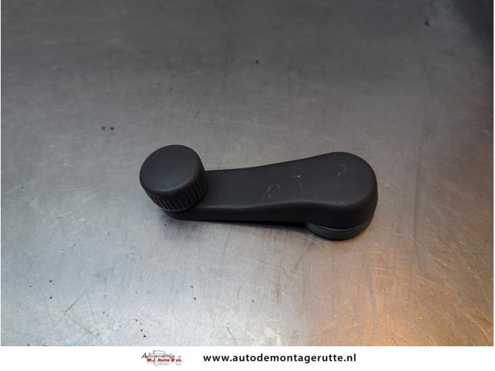 Usados Manivela de ventanilla Volkswagen Fox (5Z) 1.4 16V Precio de solicitud ofrecido por Autodemontage M.J. Rutte B.V.
