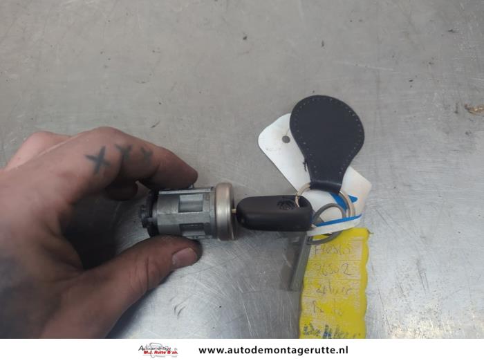 Używane Stacyjka + Kluczyk Ford Fiesta 5 (JD/JH) 1.3 Cena na żądanie oferowane przez Autodemontage M.J. Rutte B.V.