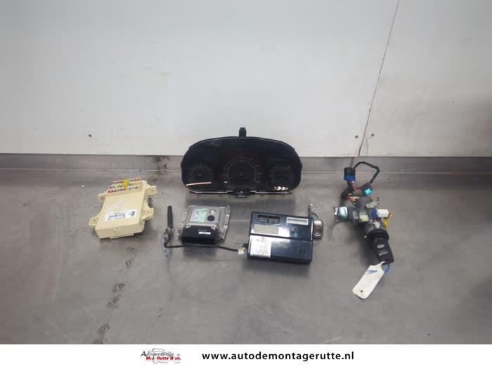 Used Ignition lock + computer Kia Cee'd Sporty Wagon (EDF) 1.6 CVVT 16V Price € 175,00 Margin scheme offered by Autodemontage M.J. Rutte B.V.