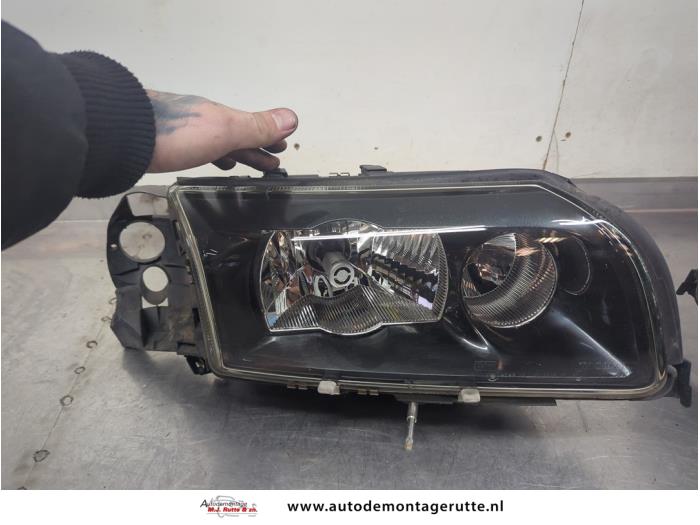 Używane Reflektor prawy Volvo S80 (TR/TS) 2.4 SE 20V 170 Cena € 300,00 Procedura marży oferowane przez Autodemontage M.J. Rutte B.V.