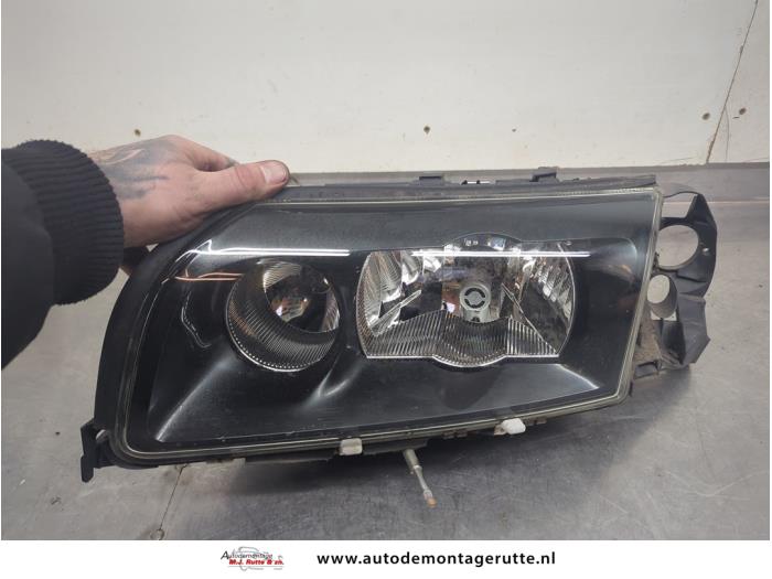 Używane Reflektor lewy Volvo S80 (TR/TS) 2.4 SE 20V 170 Cena € 300,00 Procedura marży oferowane przez Autodemontage M.J. Rutte B.V.