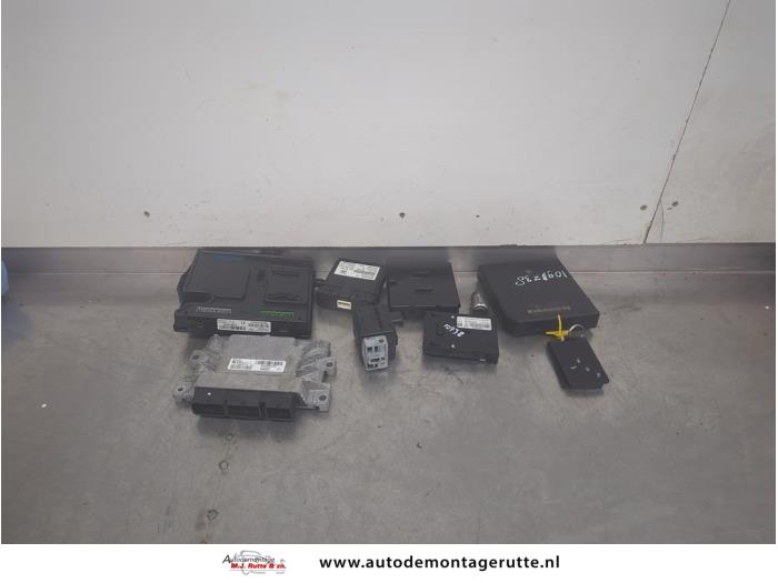 Used Ignition lock + computer Renault Zoé (AG) 46kW Price € 250,00 Margin scheme offered by Autodemontage M.J. Rutte B.V.