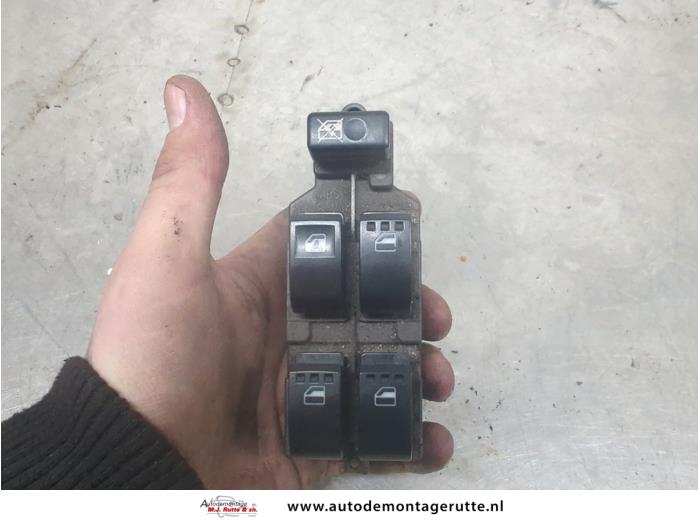 Usados Interruptor combinado de ventanillas Daihatsu Terios (J2) 1.5 16V DVVT 4x2 Euro 4 Precio de solicitud ofrecido por Autodemontage M.J. Rutte B.V.